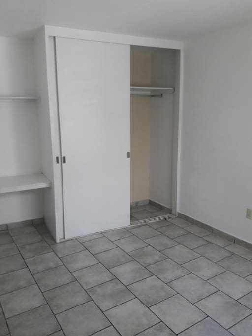 el cuarto con closet y escritorío.
