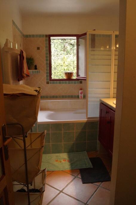 salle de bains avec WC, commune à la deuxième chambre