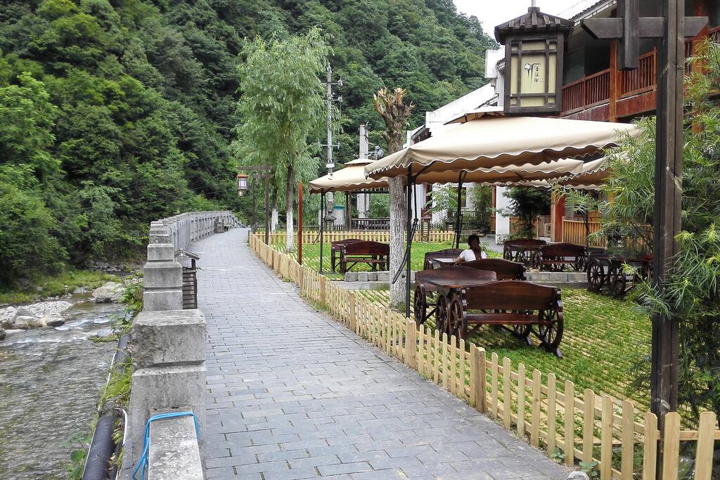 靠山临溪,自然休闲。
