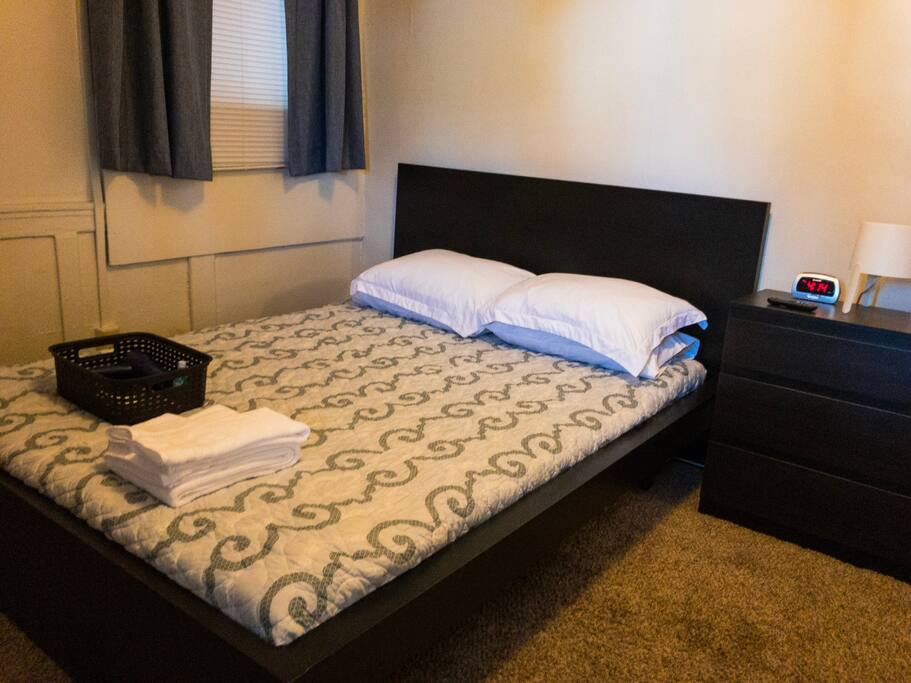 Bedroom w/Queen size bed and Smart TV