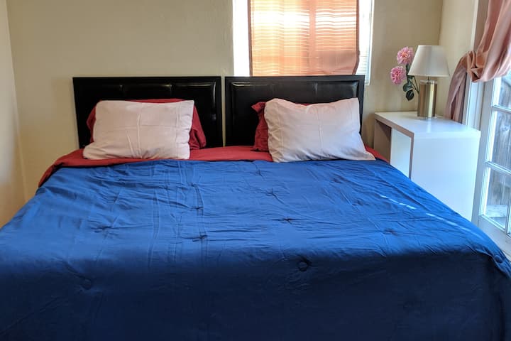 חדר שינה עם מיטת קינג סייז