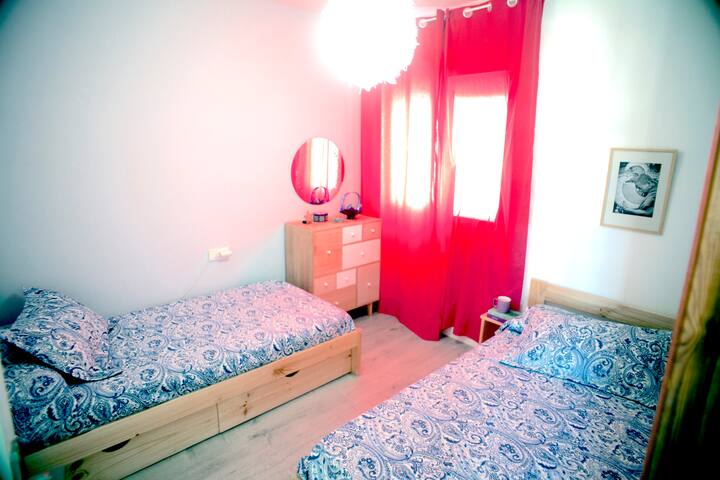 Dormitorio doble con dos camas de baldas de madera de pino, recién compradas. 