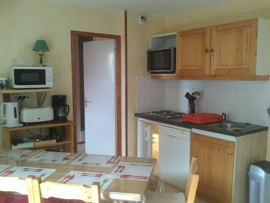 coté cuisine avec entrée chambre