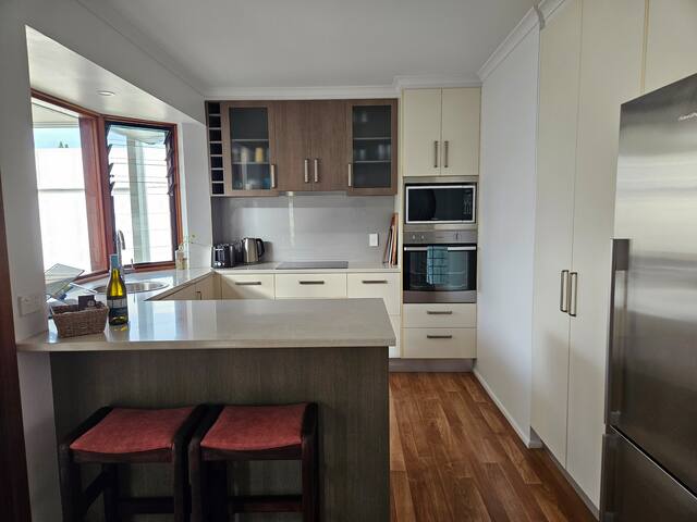 Sunny Coast Beach House~ pets welcome on request gallery image 3