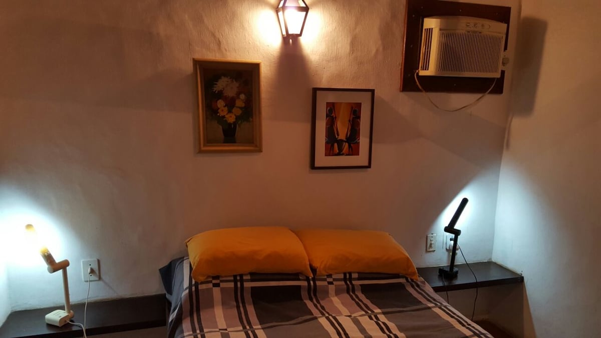 双人房配有吊扇、衣柜、瓷砖地板和花园景观果园。