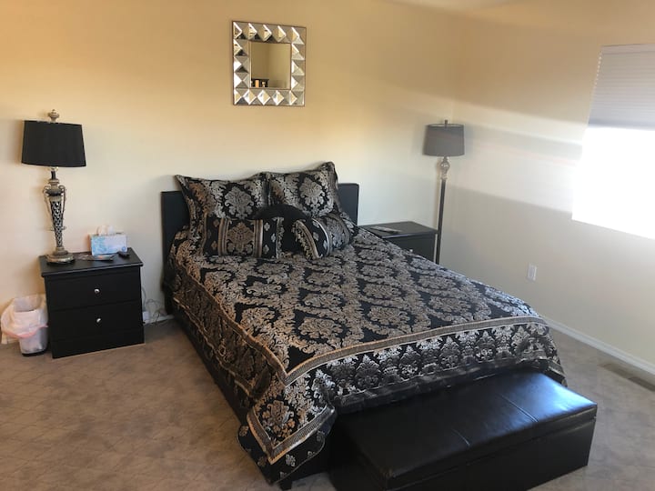 Hoofdslaapkamer met queensize bed