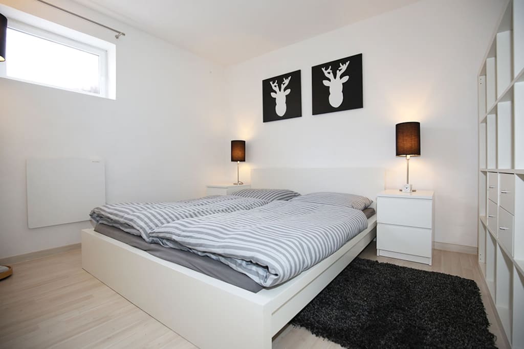 Schlafzimmer mit Doppelbett 160 cm x 200 cm