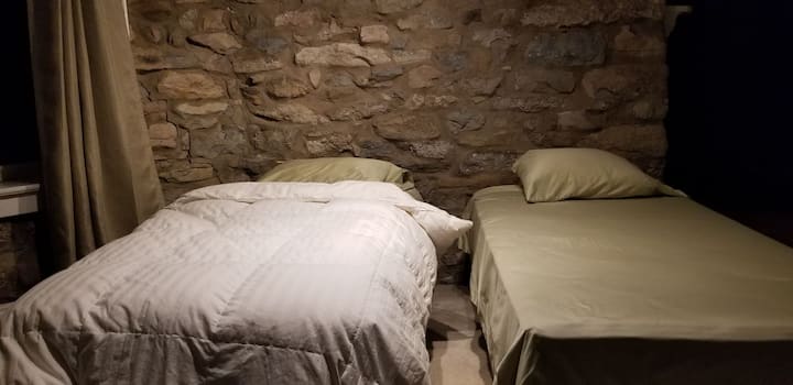 The Billie & Junie Twin Room!
Ova udobna soba može biti dodatni dodatak prostoru za spavanje ako je vašoj grupi potreban udoban dodatni krevet!
