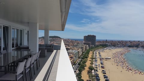 Penthouse with an ocean view in Palamós