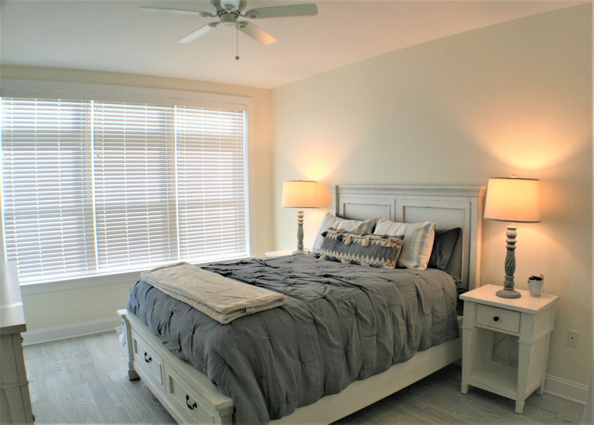 Dhoma e gjumit e dytë me krevat dopio "queen", grila të hapura për shumë dritë natyrale.  Ofrohen të gjitha shtrojat.