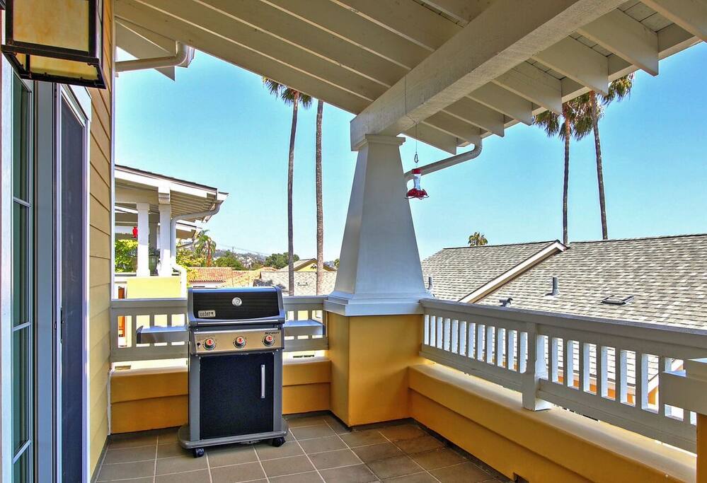 second floor patio w/bbq