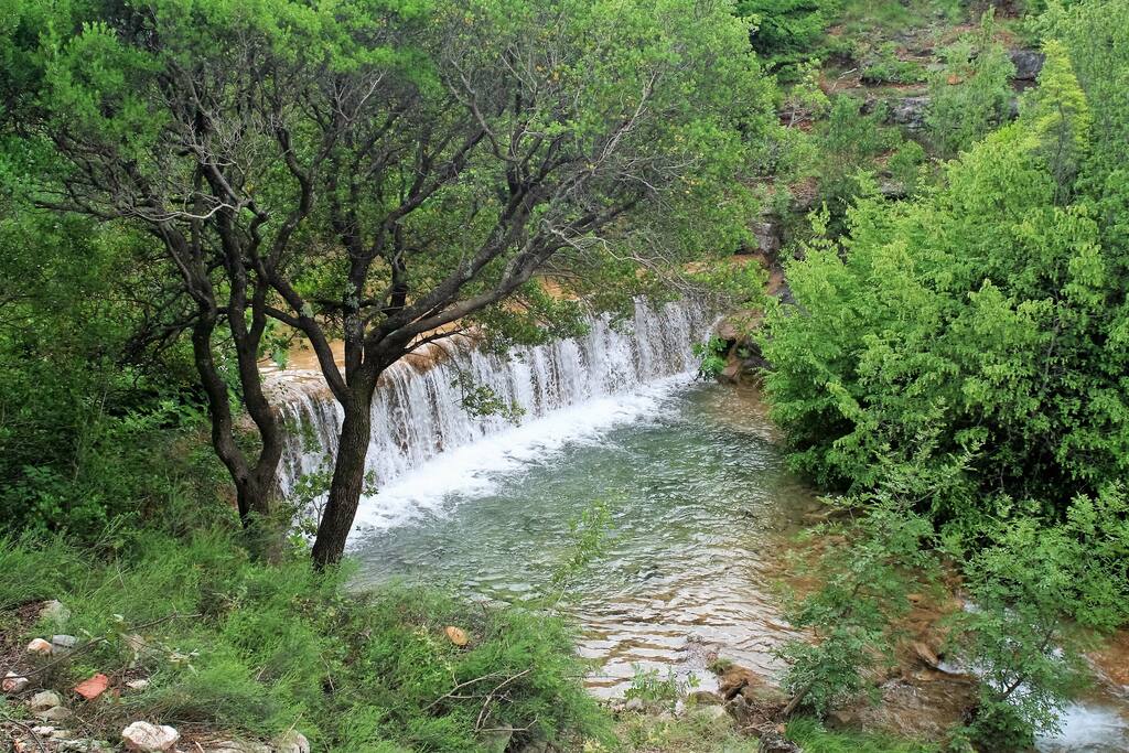 Wasserfall direkt hinter dem Haus (Aussicht von Terrasse)