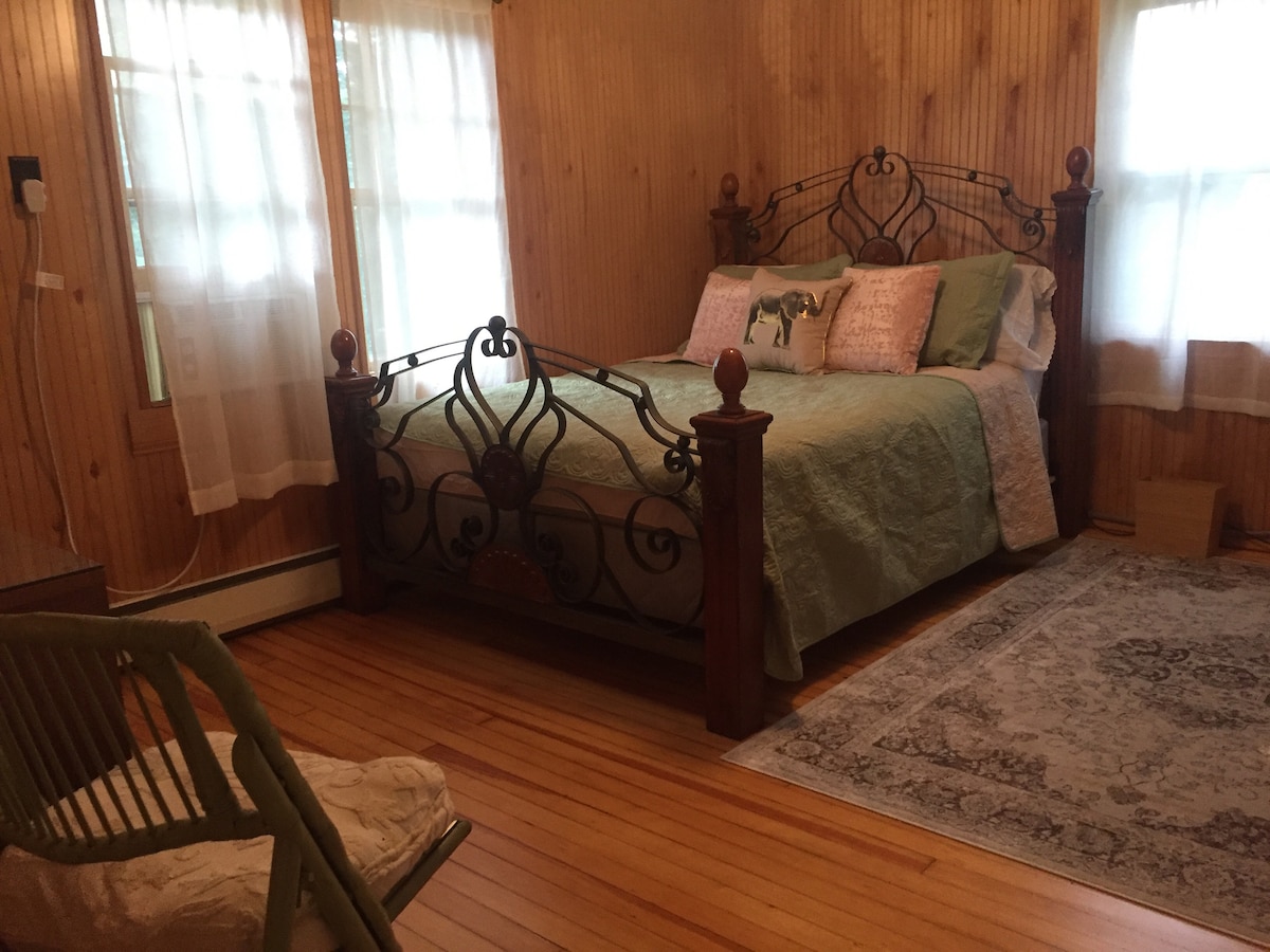 Spálňa č.2, „Cork Room“ ~ Manželská posteľ, klimatizácia a stropný ventilátor v izbe 