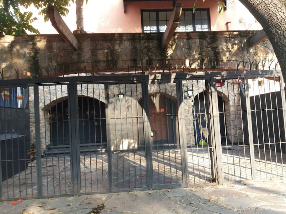 Fachada con 3 lugares Estacionamiento