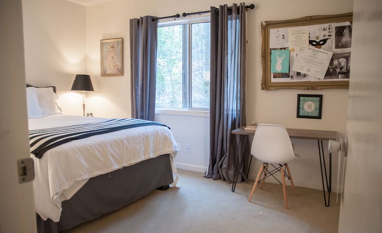 Ensuite in Mid-Century Modern. PRIVATE ENTRANCE