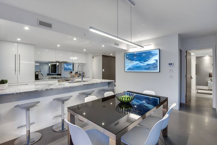 One-of-a-kind Luxury Penthouse w/ private hot-tub gallery image 5