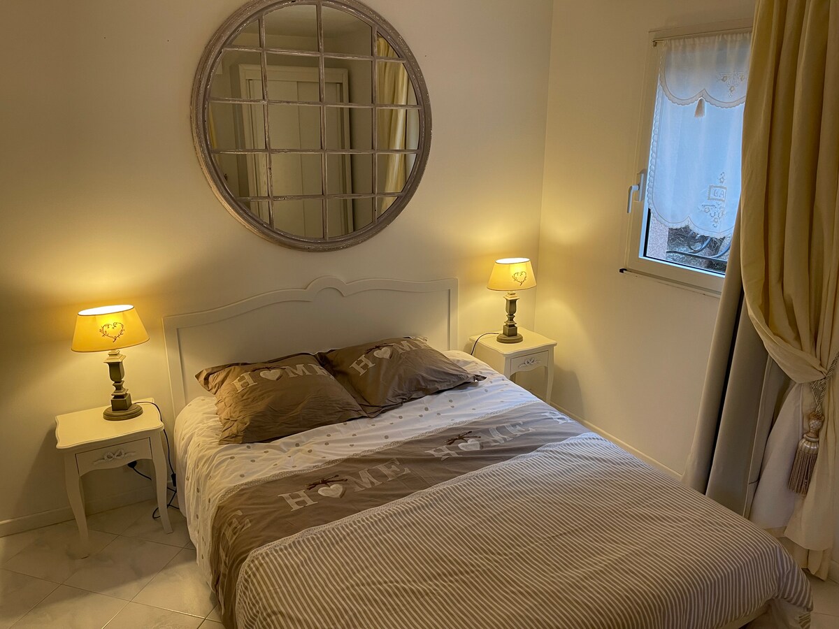 Ერთი 160/200 კონდიცირებული საძინებელი ცალკე სააბაზანოთი (აბაზანა)