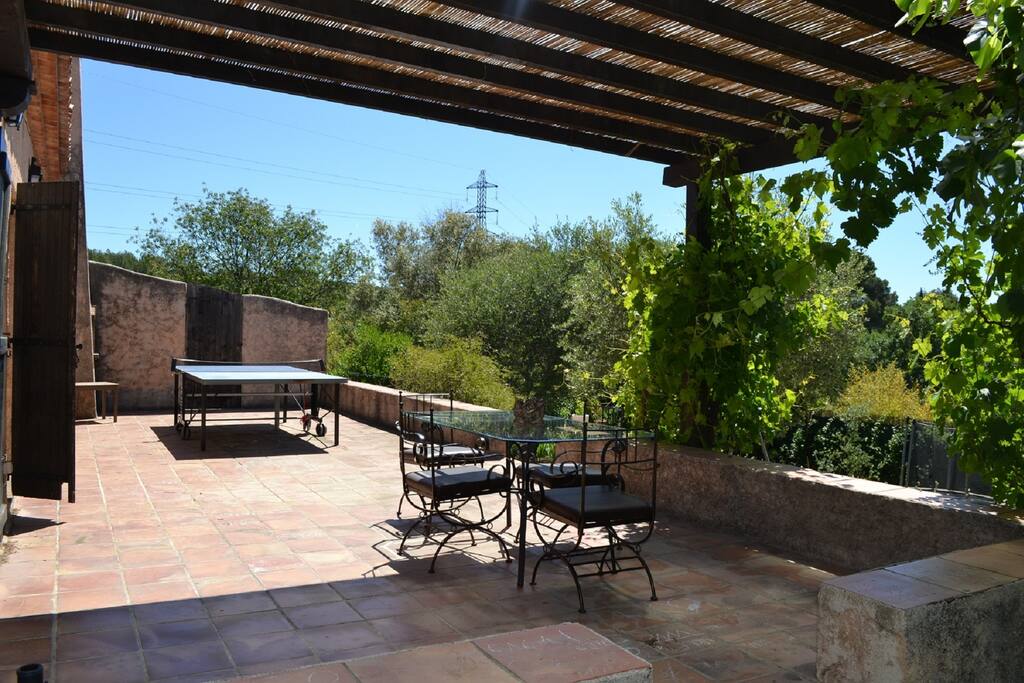 Vue d'une des terrasses plein sud avec pergola et table de pingpong