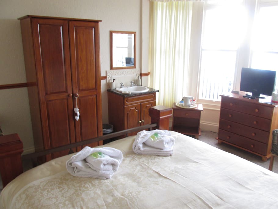 Your room with a Kind size bed and sea view.