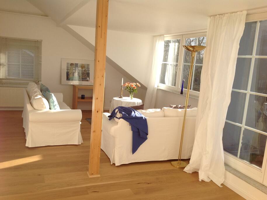 Wohnzimmer mit kleinem Süd Balkon