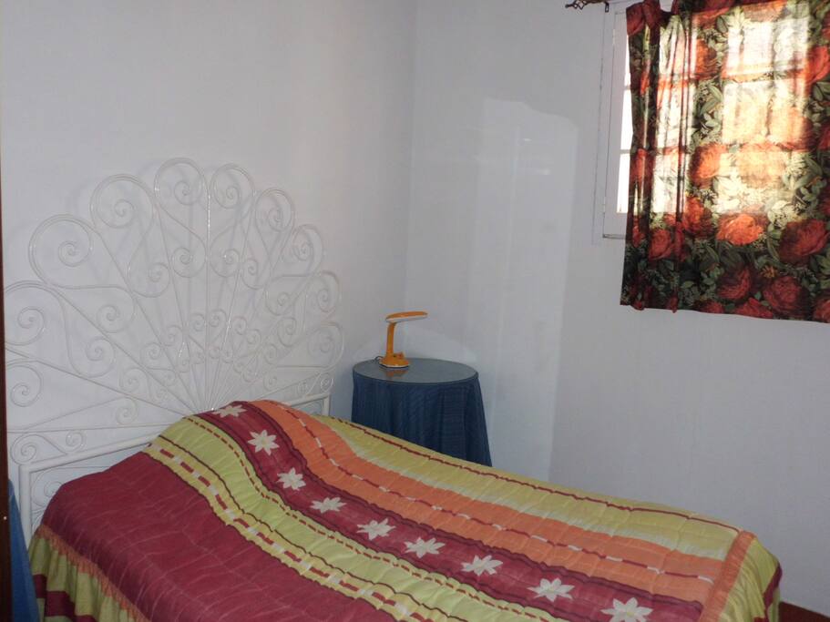dormitorio de matrimonio,tiene otro dormitorio con dos camas