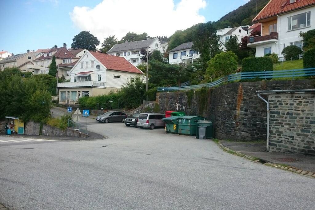parkering i gaten, busstopp også rett i nærheten
