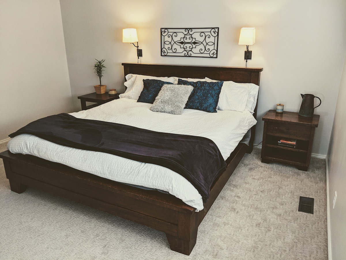 غرفة نوم 1 في الطابق العلوي كينج (رئيسي)