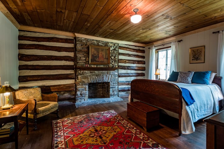 Kom och bo i presidentens rum med en mysig full säng och läshörna 