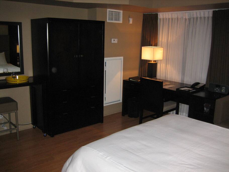 Night area with TV, desk, etc
