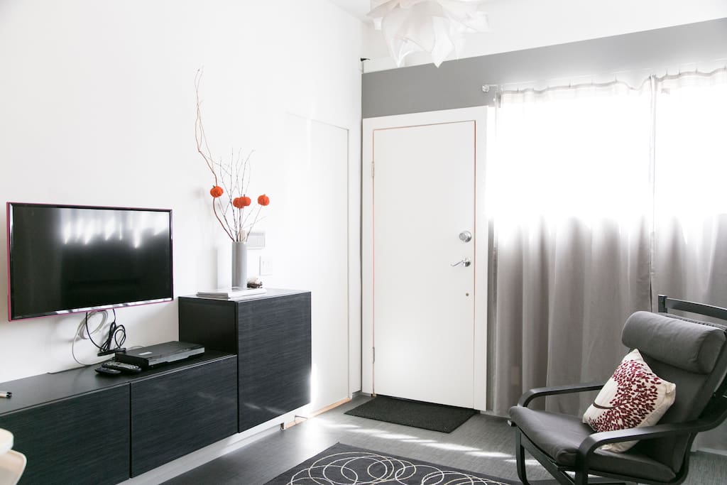 The chillout area: internet, Roku TV, magazines...
