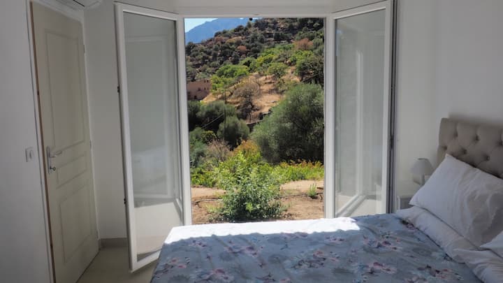 ห้องนอน #1 พร้อมเตียงขนาดคิงไซส์ในเกสต์เฮ้าส์/Chambre #1 avec lit 160cm, dans la dépendance 