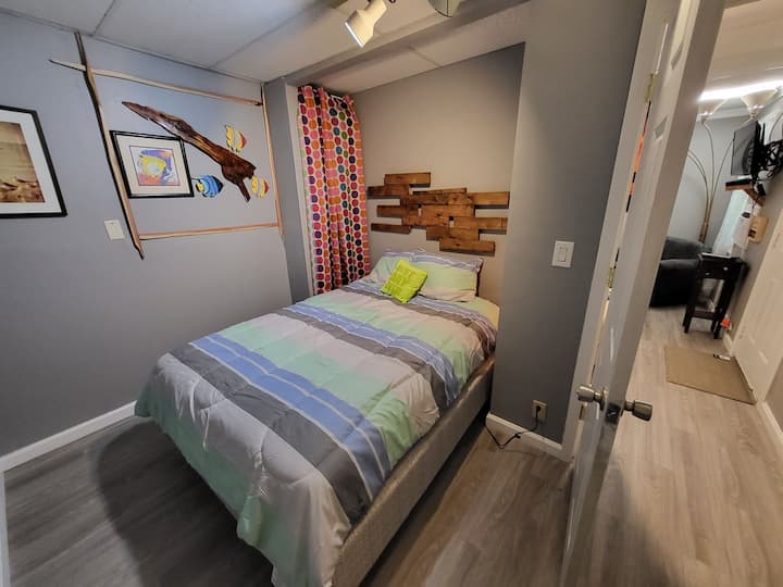 חדר שינה מספר שתיים עם מיטה זוגית