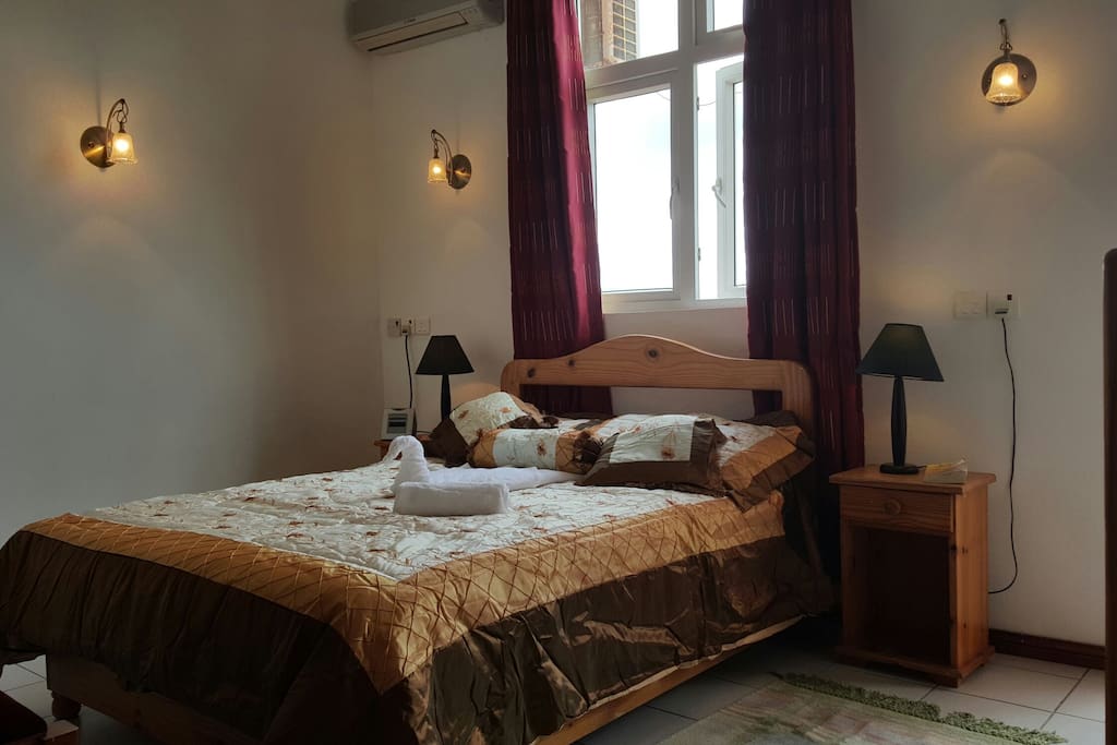 Bedroom with a king size double bed.
Chambre à coucher avec un lit double king size.