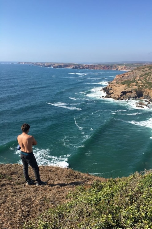 Show full-screen, host-provided image