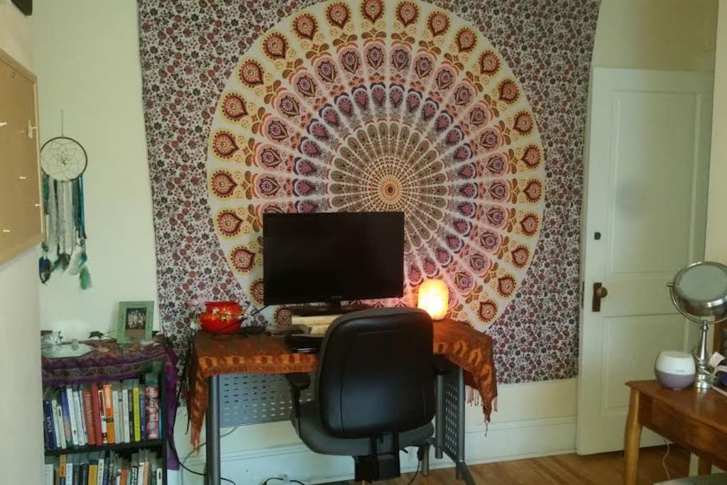 Private Room - Desk and TV