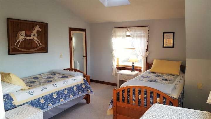 غرفة نوم مزدوجة في الطابق الثاني. توأم ومجموعة من الأسرّة بطابقين.  يمكن أن ينام 4.  به 6 أدراج ، وغطاء ليلي لكل سرير.