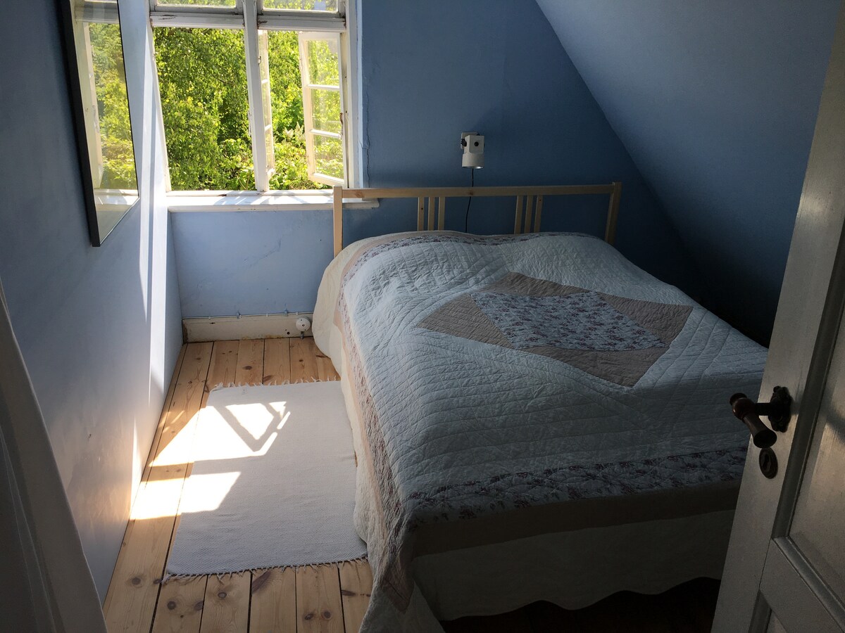 Izba orientovaná na juh s manželskou posteľou (ľavý priechod do izby so samostatným lôžkom)