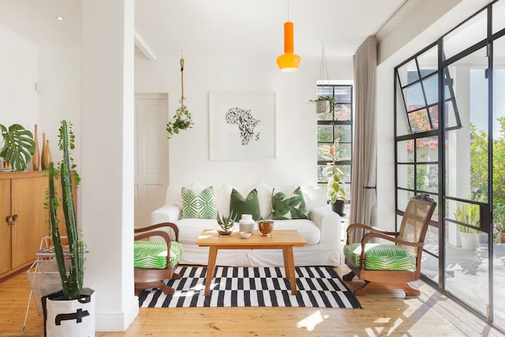 Spacious Garden Apartment with View of Table Mountain