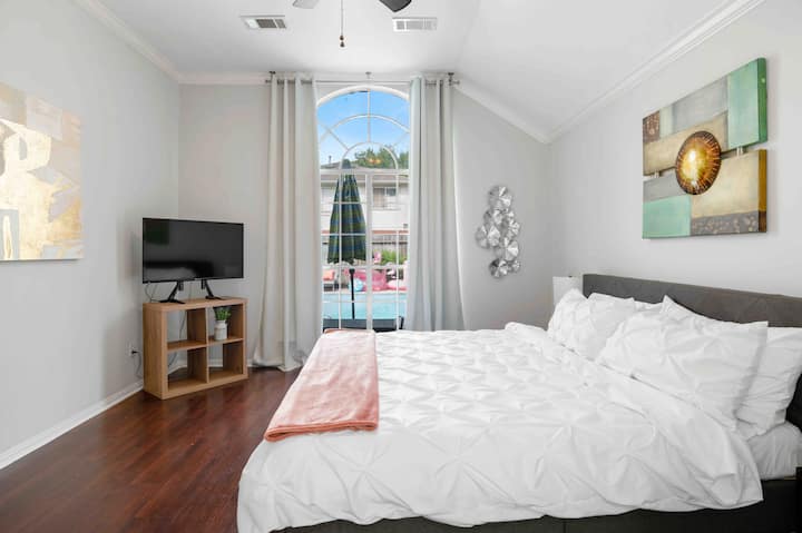 Suita kryesore ka një krevat dopio "king" dhe një atmosferë super çlodhëse