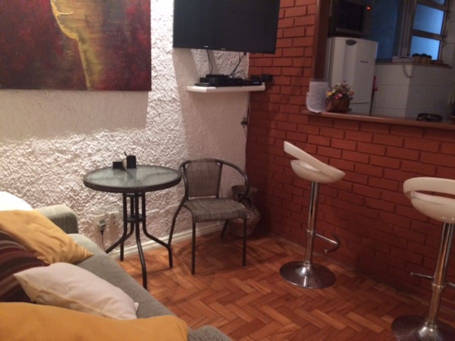 Nova foto da sala com mesinha e cadeira extra
Photo 01
New photo of the living room with an extra little table and chair