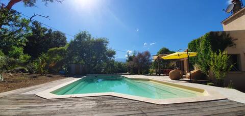 Large house with heated pool, beach 5 min away