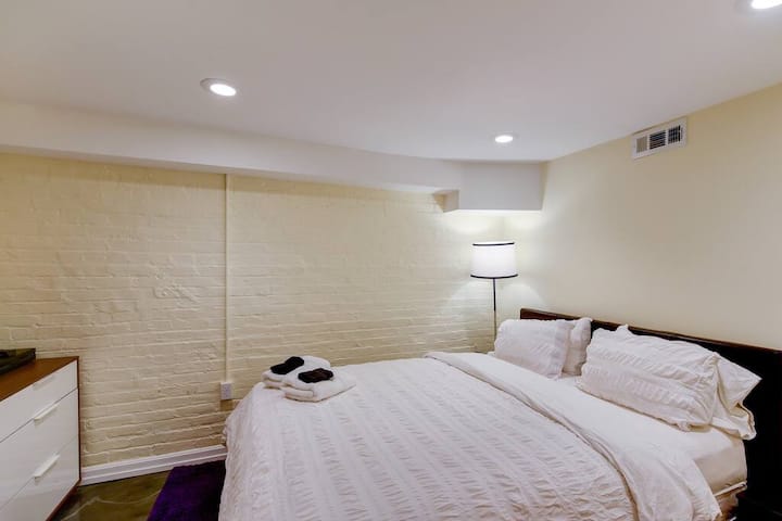 ห้องนอนชั้นล่างพร้อมที่นอนควีนไซส์ลีฟแอนด์ลูม