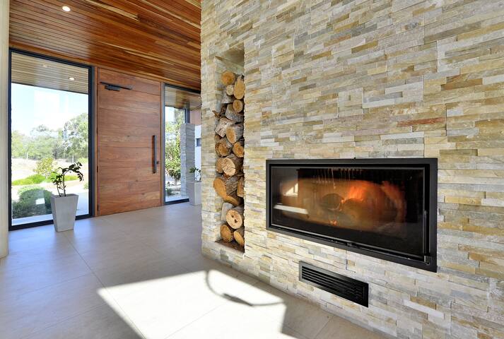 Gorgeous home with Infinity Pool & Fireplace gallery image 5