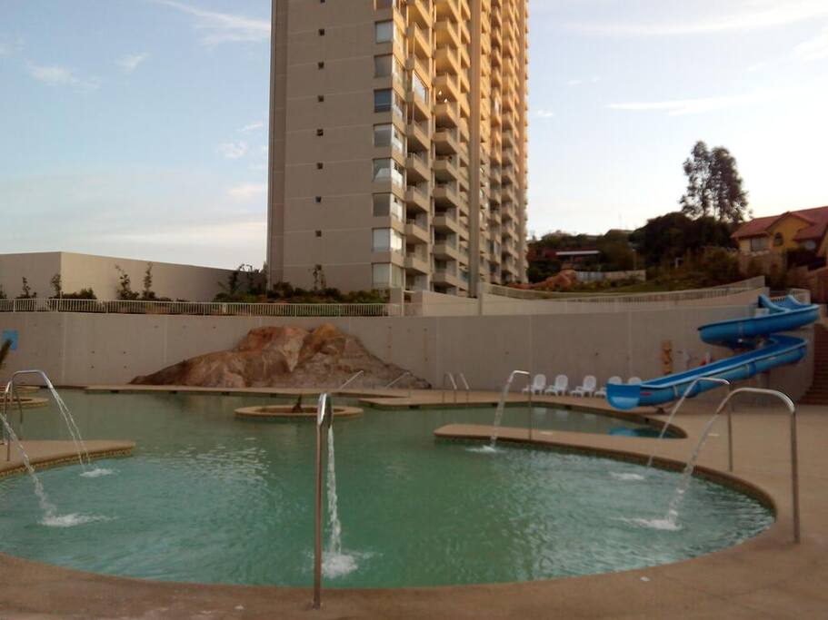 Vista piscina y edificio