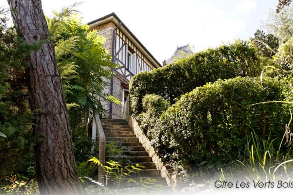 Un jardin en terrasses permet d'accéder à la Villa Vert Bois.