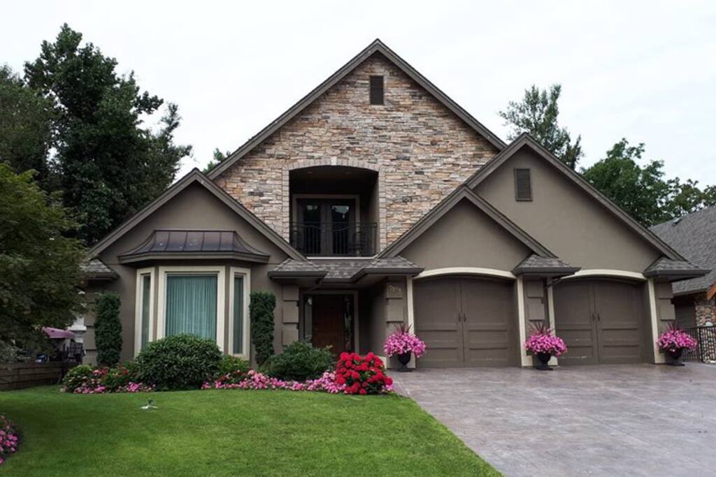Welcome to our wheelchair-friendly home, an excellent home base for your stay in the Fraser Valley