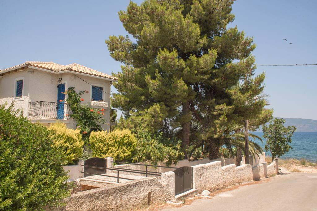 The apartment 'Thalassa' is located on the water with Sami & Ithaca island view.
