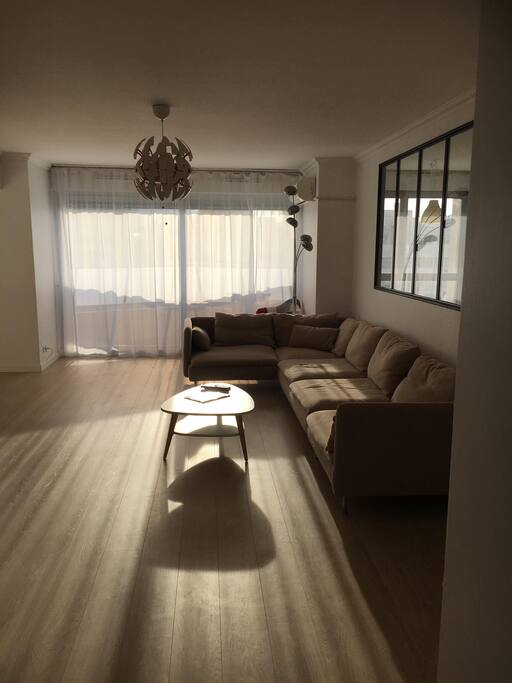 Grand salon avec balcon vue mer