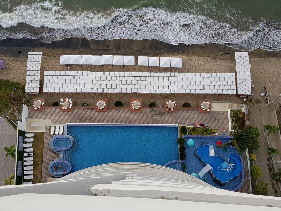 Vista de la piscina y el mar desde el balcón