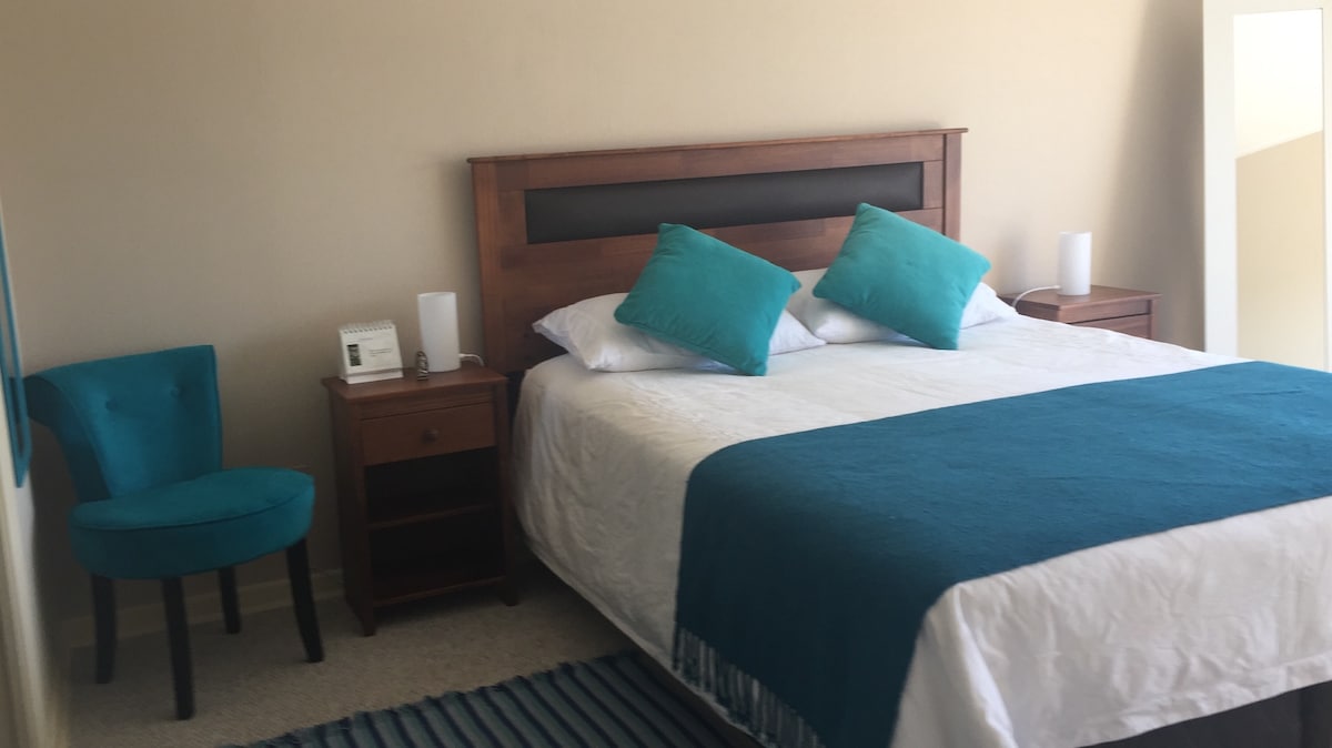 חדר שינה בסוויטה עם חדר ארונות